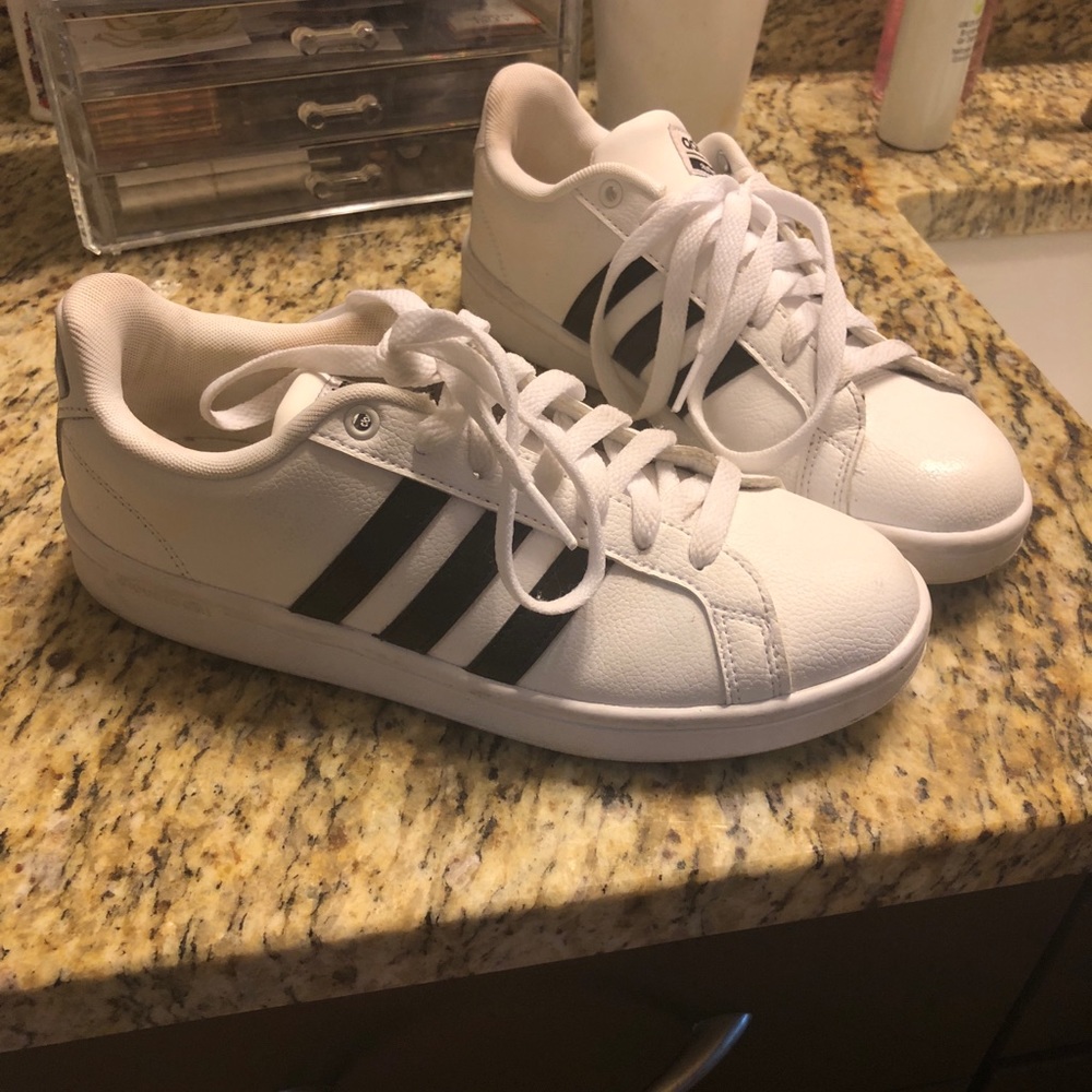Adidas Advantage sneaker size 7.5, worn once
